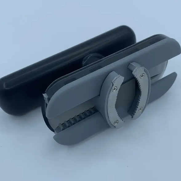Mångsidig ergonomisk burköppnare som underlättar vardagen i köket. Ett praktiskt hjälpmedel för alla hushåll.