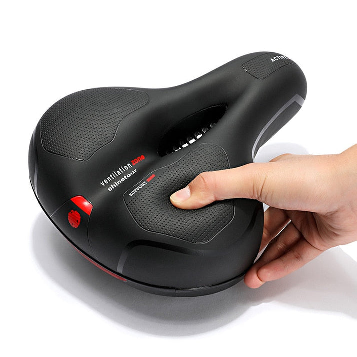 Ergonomisk cykelsadel i svart för optimal komfort under långa cykelturer och sport.