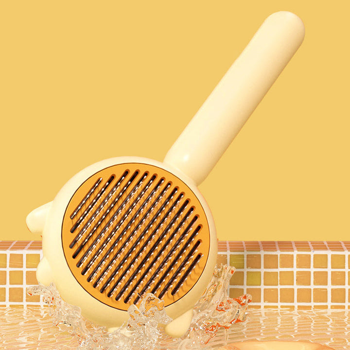 "Ergonomisk husdjurs kamborste för hundar och katter med böjda trådar och halkfritt grepp, används för skön massage."