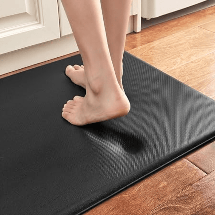 Tjock, vadderad köksmatta för ergonomisk ståkomfort. Lättskött, vattenavvisande design i köksinredning.