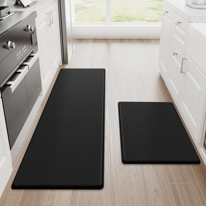 Mjuk och vadderad köksmatta, ergonomisk design för minskad trötthet. Vattenavvisande golvskydd i modern stil.