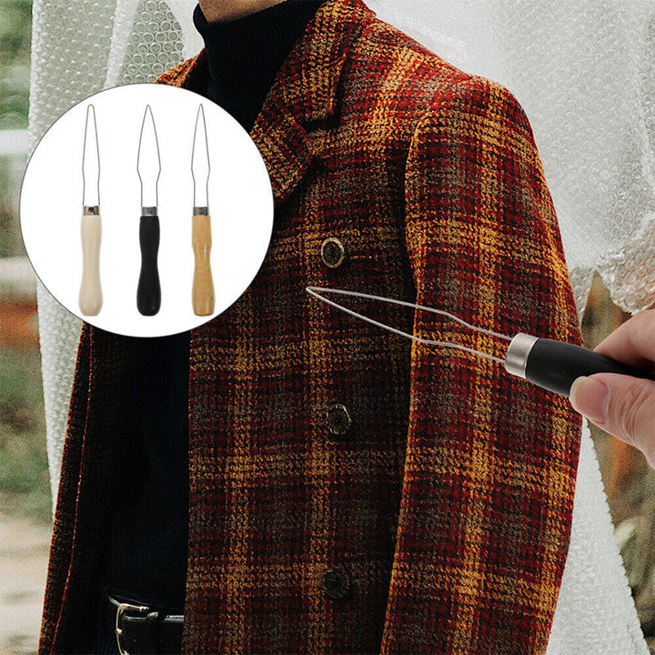 "Ergonomisk knappkrok i metall med pekfingeröppning för enkel knapphantering, idealisk för begränsad fingerfärdighet."