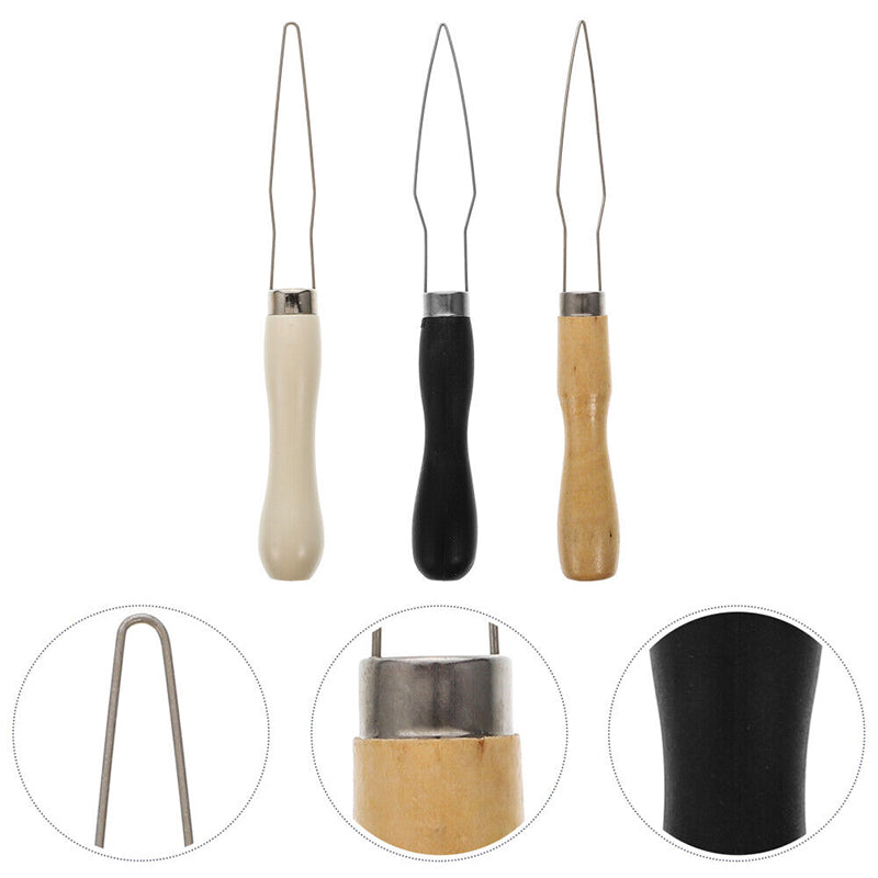 "Ergonomisk knappkrok i metall med pekfingeröppning för enkel knapphantering, idealisk för begränsad fingerfärdighet."