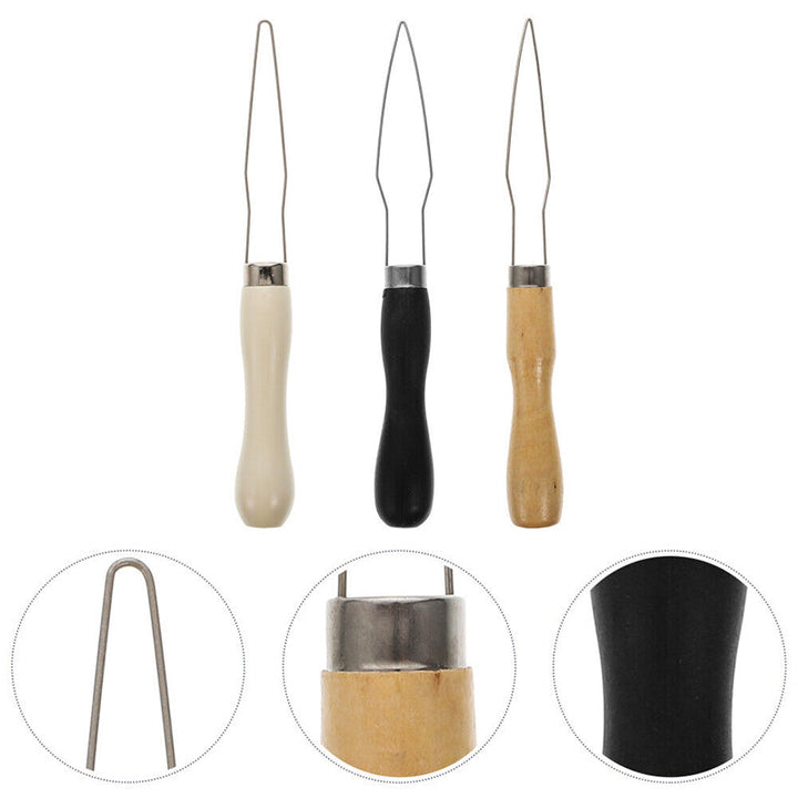 "Ergonomisk knappkrok i metall med pekfingeröppning för enkel knapphantering, idealisk för begränsad fingerfärdighet."