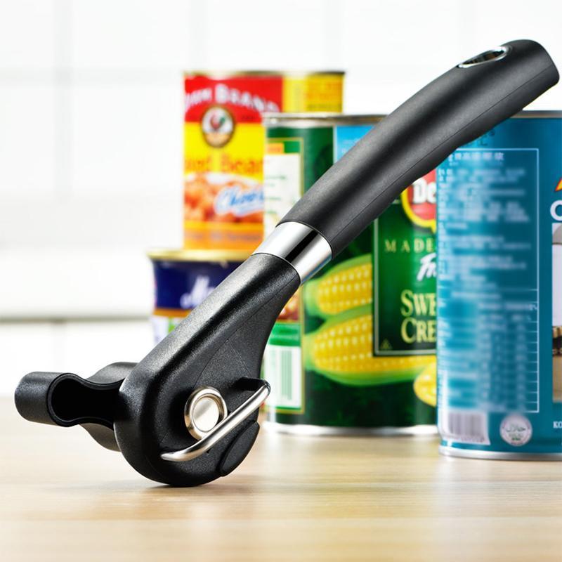 "Ergonomisk konservöppnare i rostfritt stål med långt handtag och släta kanter, idealisk för alla kök."