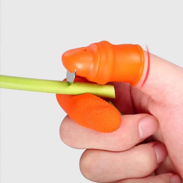 "Ergonomisk orange fingerkniv med rostfritt stålblad för effektiv grönsaksskörd i trädgården."
