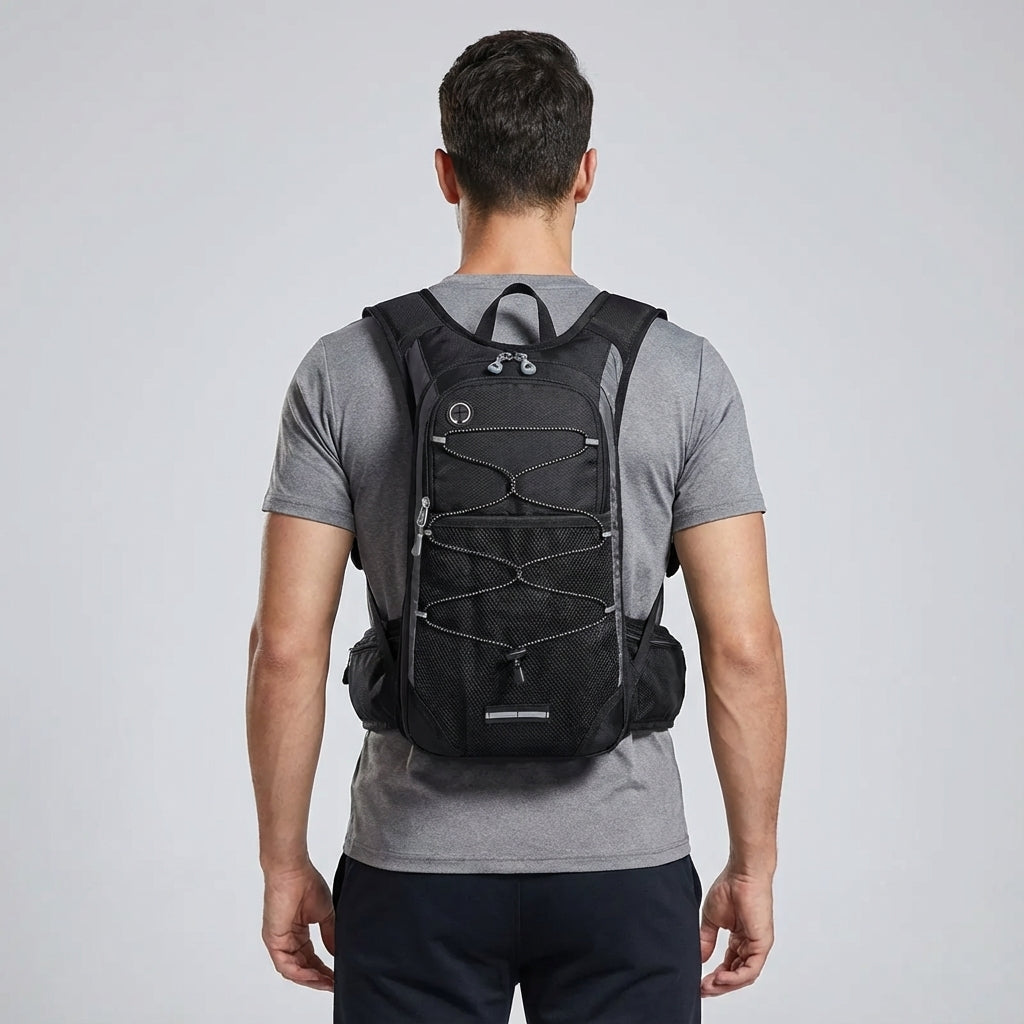 Svart Pathcore dagryggsäck, ergonomisk design för äventyr och sport. Perfekt för friluftsliv och vandring.