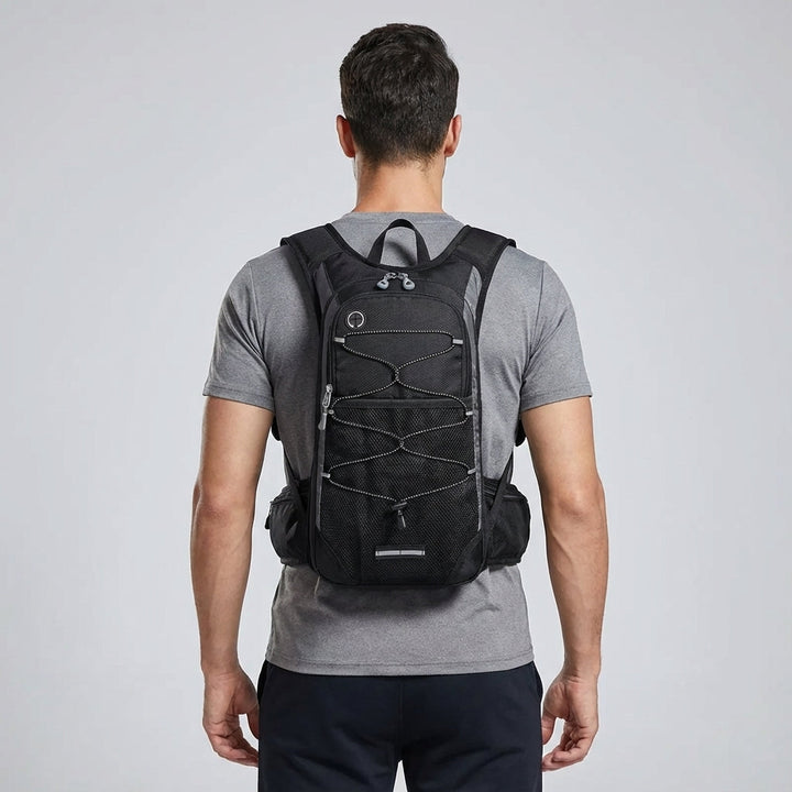 Svart Pathcore dagryggsäck, ergonomisk design för äventyr och sport. Perfekt för friluftsliv och vandring.