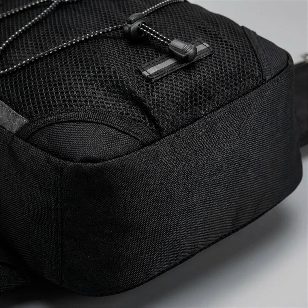 Detaljbild Pathcore ergonomisk ryggsäck. Vadderade axelremmar för maximal komfort vid vandring & cykling.