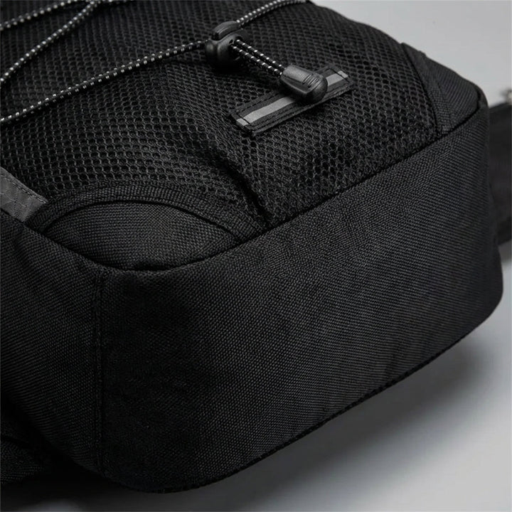 Detaljbild Pathcore ergonomisk ryggsäck. Vadderade axelremmar för maximal komfort vid vandring & cykling.