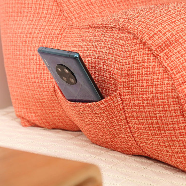 Ergonomisk ryggkudde med armstöd, designad för avlastning & optimal sittställning i säng eller soffa.