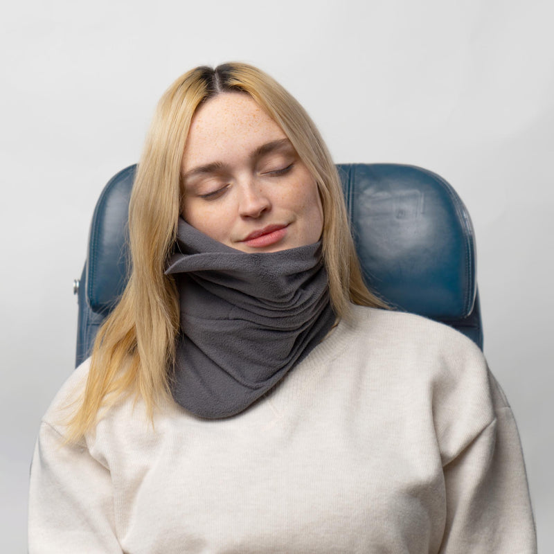 Ergonomisk resekudde med memory foam för nackstöd under flyg, tåg eller bilresa. Maximerar resekomfort.