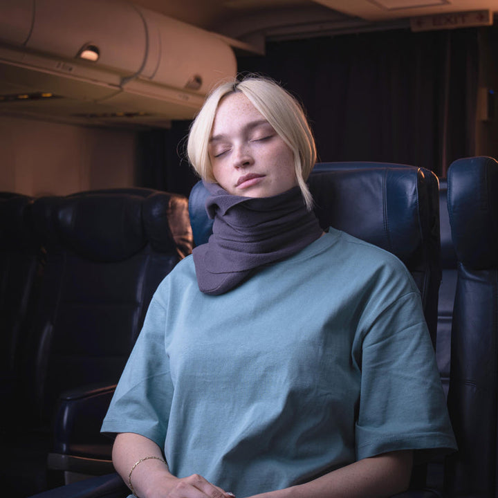 Bekväm ergonomisk resekudde för kvinnor. Ger stöd och avkoppling vid långa tåg- eller flygresor.