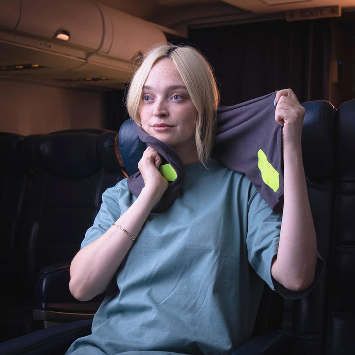 Resedetaljer: Bärbar ergonomisk resekudde i memory foam. Perfekt tillbehör för avkopplande flyg- och tågresor.