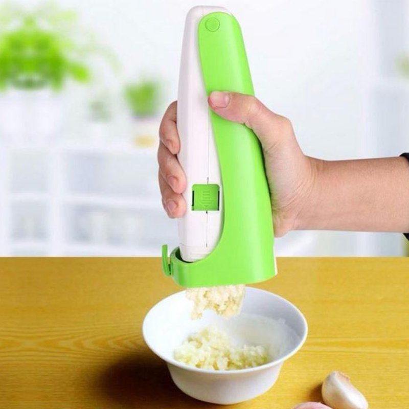 "Ergonomisk rostfri vitlökspress i unik design, silver och svart, perfekt för enkel hackning av vitlök och ingefära."
