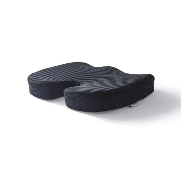 Ergonomisk sittkudde med minneskum och kylande gel för tryckavlastning och förbättrad sittkomfort i kontorsstol.