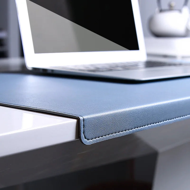 Ergonomisk skrivbordsmatta i PU-läder för kontor och gaming, med handledsstöd och halkfri undersida.