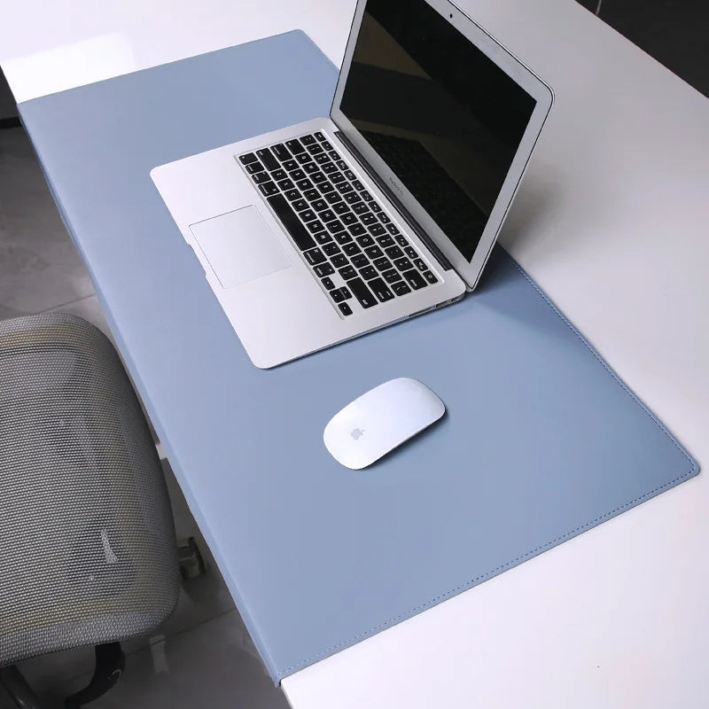 Ergonomisk skrivbordsmatta med integrerat handledsstöd för bekväm arbetsställning vid kontorsarbete.