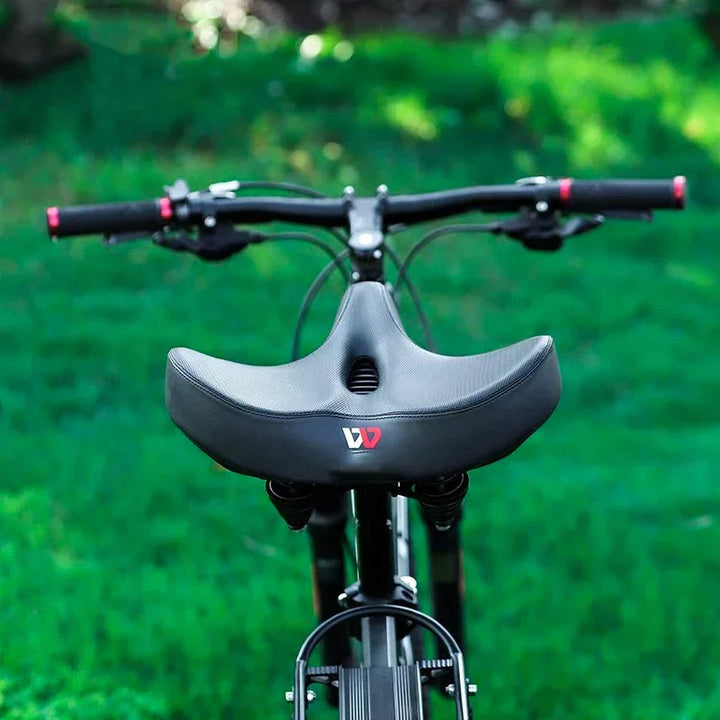 Svart stötdämpande cykelsadel. Ergonomisk och bred design för unisex användare.