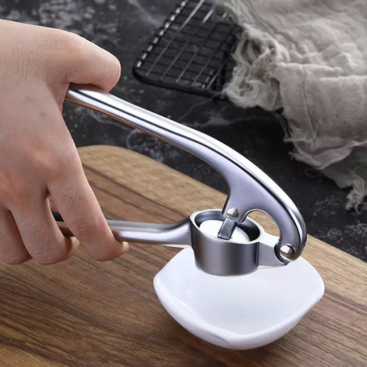 "Ergonomisk vitlökspress med robust handtag och hållbar metallkonstruktion för enkel matlagning i köket."