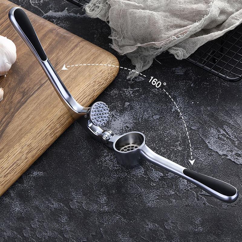"Ergonomisk vitlökspress med robust handtag och hållbar metallkonstruktion för enkel matlagning i köket."