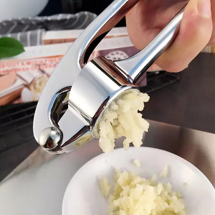 "Ergonomisk vitlökspress med robust handtag och hållbar metallkonstruktion för enkel matlagning i köket."