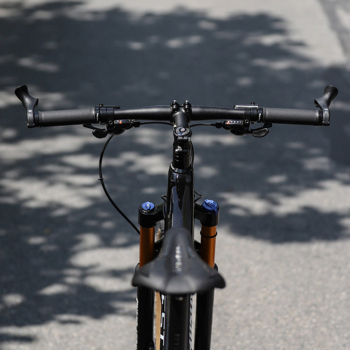 "Ergonomiska svarta cykelhandtag med säker O-form, perfekt för smärtfri cykling och enkel montering."