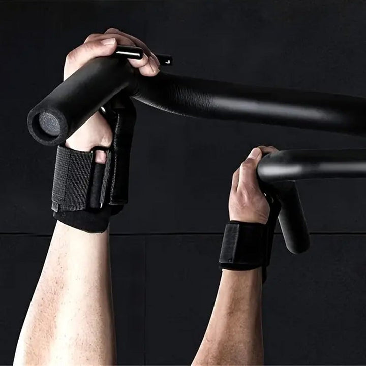 "Ergonomiska, svarta handledsstöd med metallkrokar för styrketräning, justerbara med neoprenfodring för komfort."