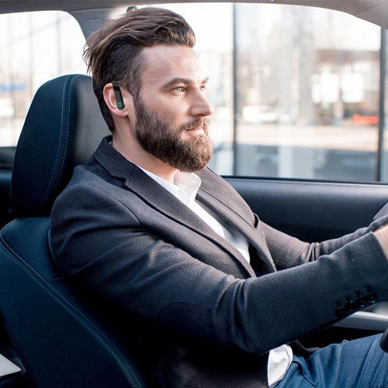 "Ergonomiskt Bluetooth-headset för sport, sitter säkert bakom örat, perfekt för träning och utomhusaktiviteter."