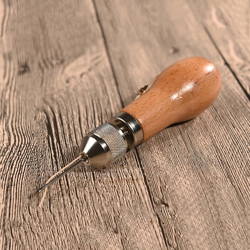 Ergonomiskt syttillbehör med lövträhandtag, perfekt för arbete med läder och tyg, ger komfort och precision.