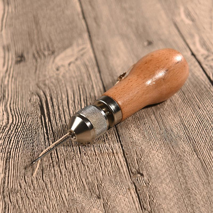 Ergonomiskt syttillbehör med lövträhandtag, perfekt för arbete med läder och tyg, ger komfort och precision.