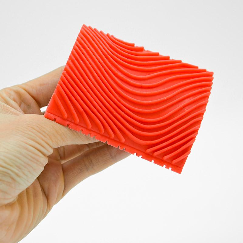 "Ergonomiskt trämönster målarverktyg med halkfritt grepp i robust gummi och plast för kreativa inredningsprojekt."