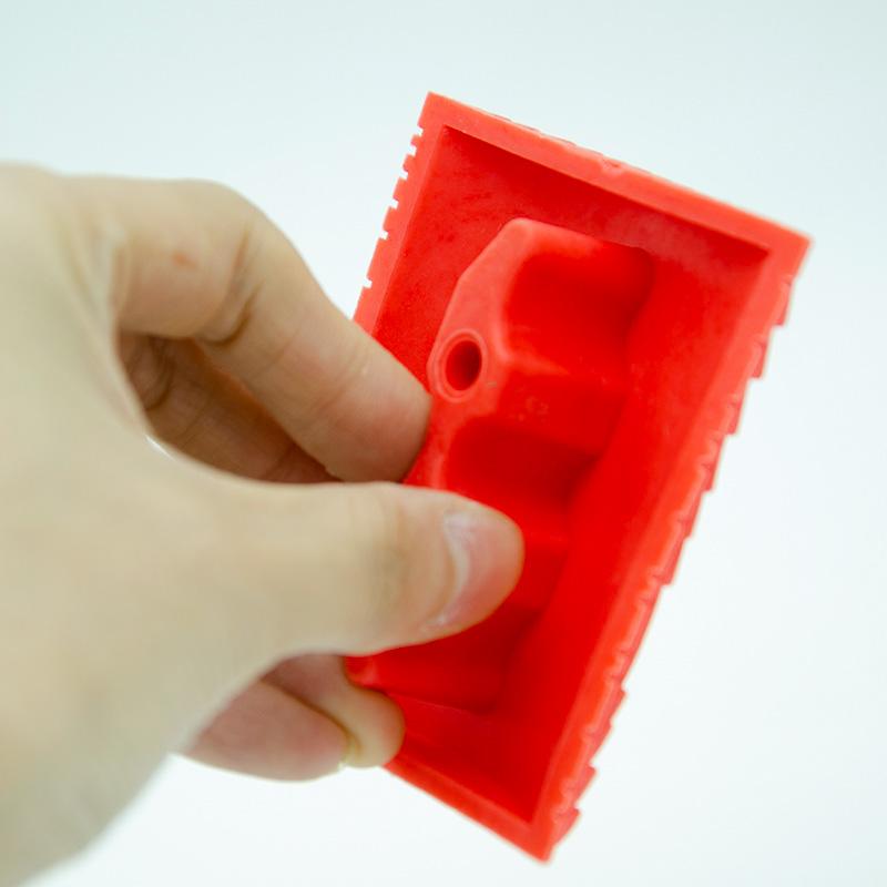 "Ergonomiskt trämönster målarverktyg med halkfritt grepp i robust gummi och plast för kreativa inredningsprojekt."