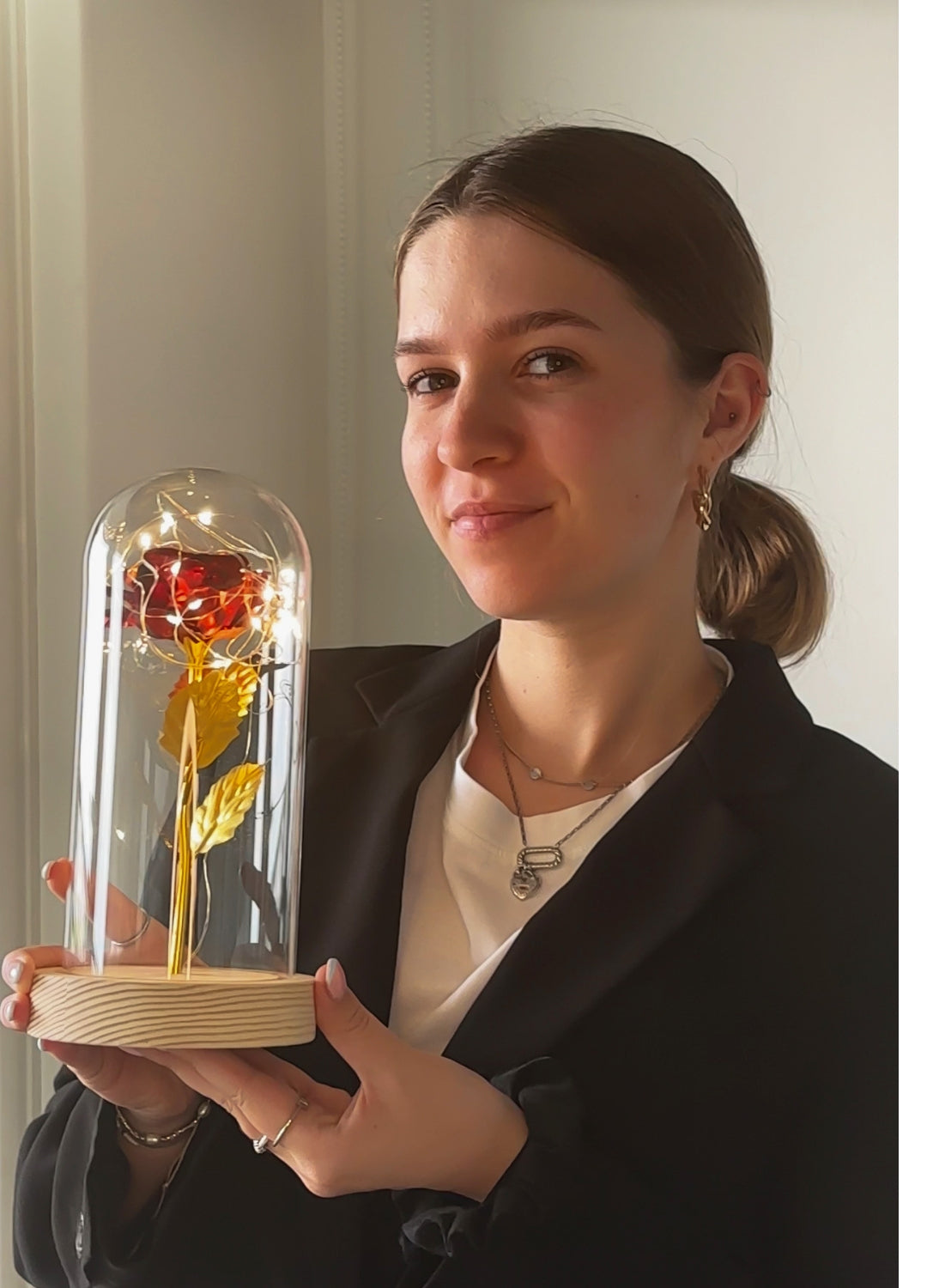 Elegant evig guldros med LED-ljus i glasmonter. Unik dekoration för heminredning, perfekt presentidé.