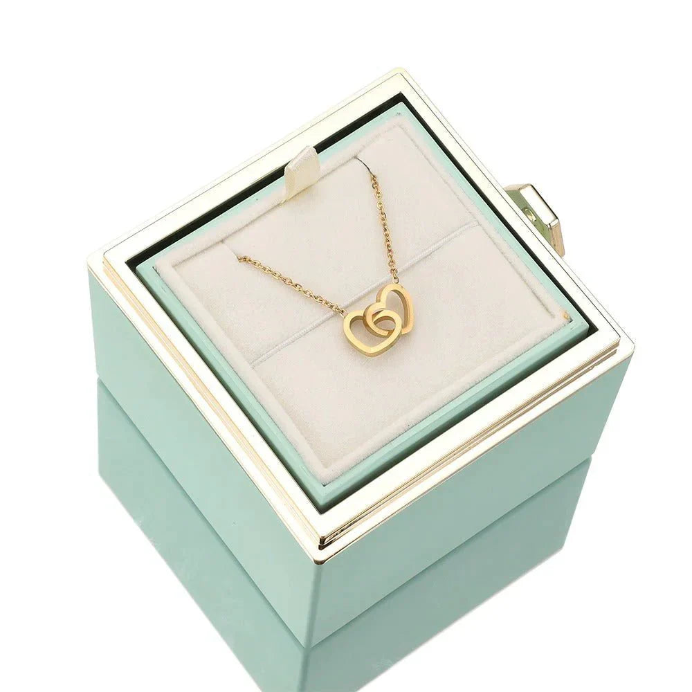 Gåvoset med evig ros och personligt halsband i gult guld. Smycke till henne.