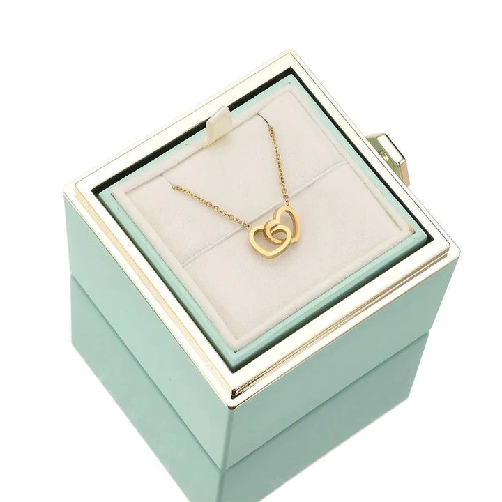 Gåvoset med evig ros och personligt halsband i gult guld. Smycke till henne.
