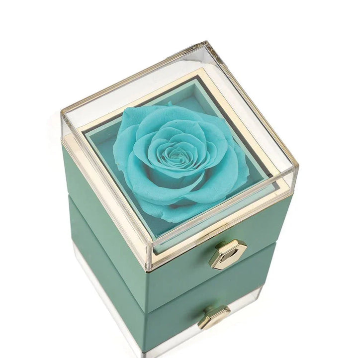 Vackert personligt guldhalsband och evig ros i elegant presentbox. Gåva till henne.
