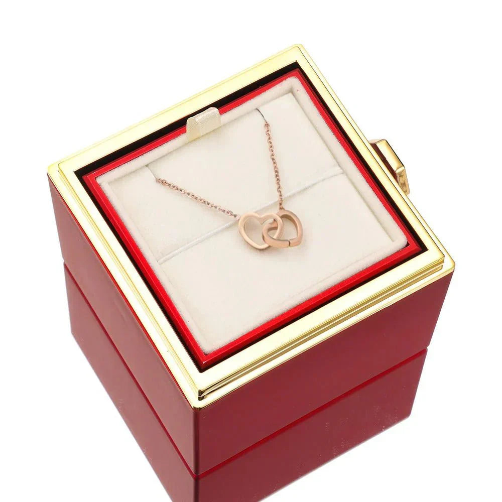 Personligt halsband i guld med evig ros, en kärleksgåva hon aldrig glömmer.