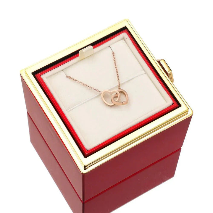 Personligt halsband i guld med evig ros, en kärleksgåva hon aldrig glömmer.