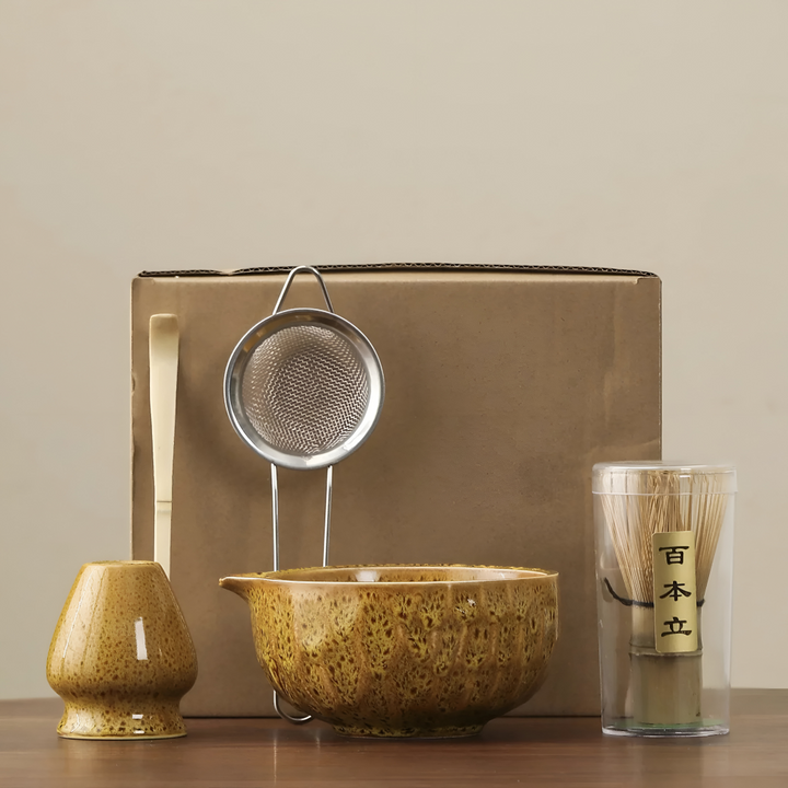 Vackert japanskt matcha teset i 5 delar, med minimalistisk estetik och funktionell design för köket.