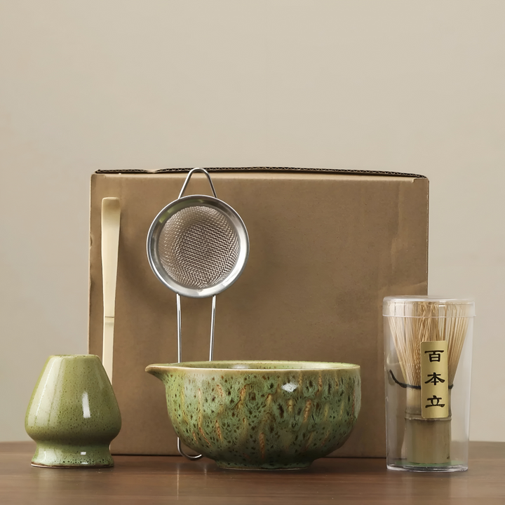 Traditionellt japanskt matcha teset för en autentisk teceremoni, med fokus på ritual och lugn.