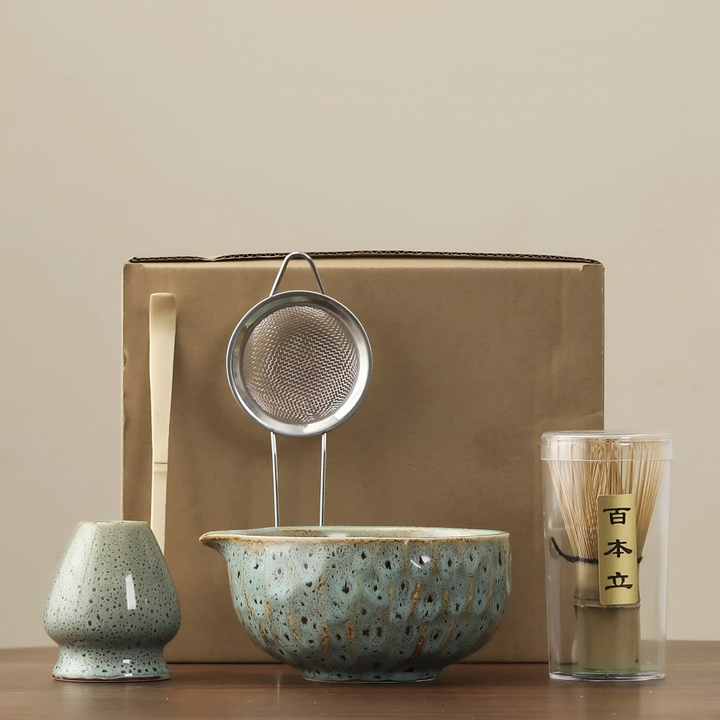 Funktionellt japanskt matcha teset med bambuvisp och keramikskål för enkel och traditionell matchabryggning.