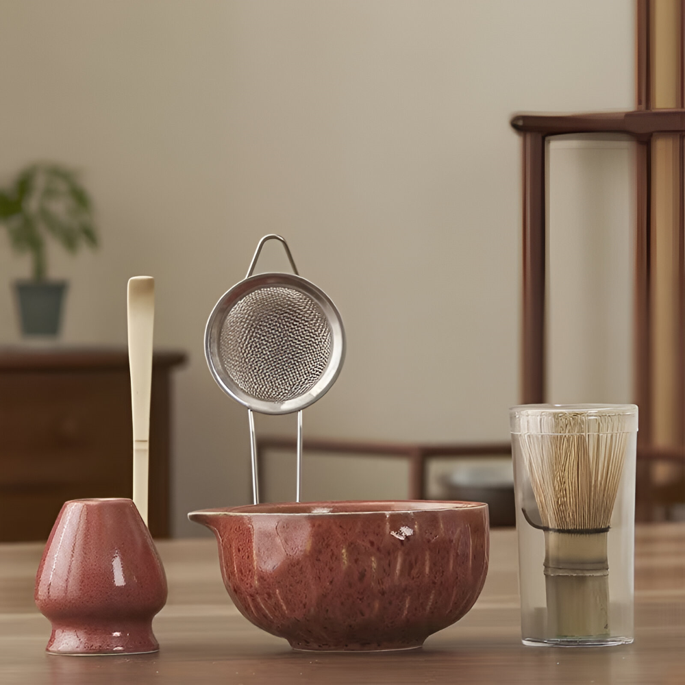 Närbild på den handgjorda keramikskålen från matcha tesetet, med dess unika textur och design.