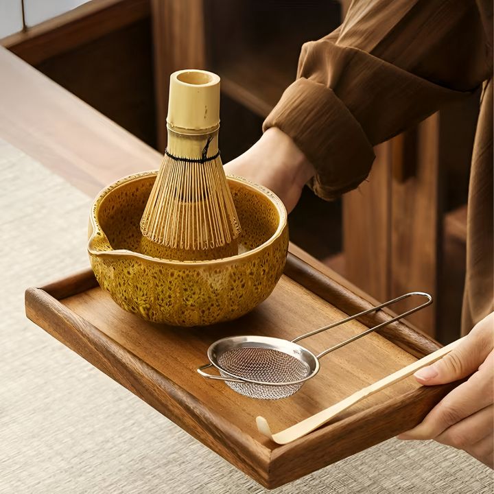 Detaljbild av en fin bambuvisp (chasen) för matcha, viktig del av japanska teceremonin.