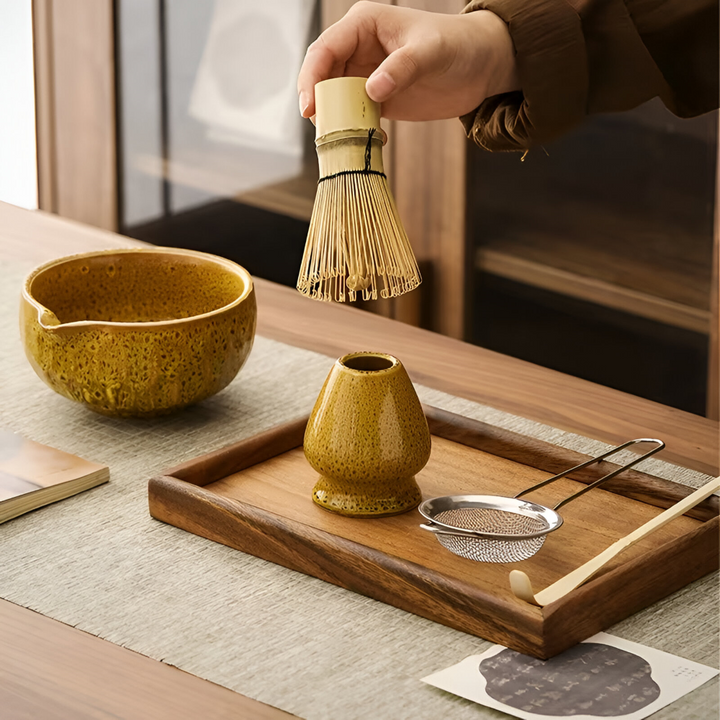 Japanskt matcha teset med skål, visp och skopa arrangerat för en autentisk teceremoni.