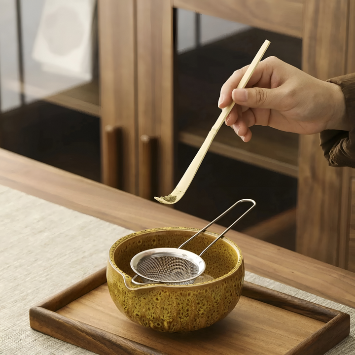 Matcha teset med autentisk handgjord keramikskål, bambuvisp & porslinsstöd, för kvalitetsdryck.