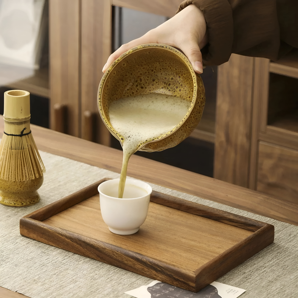 Matcha teceremoni med handgjord keramikskål och bambuvisp för perfekt vispat japanskt grönt te.