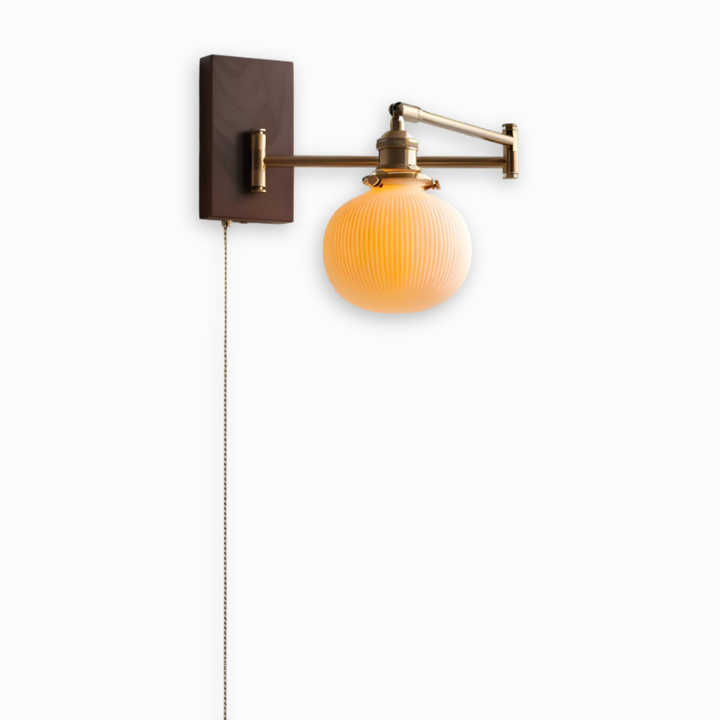 EzyGlow LED vägglampa med mjukt ljus. Justerbar, modern belysning för sovrum och vardagsrum, heminredning.