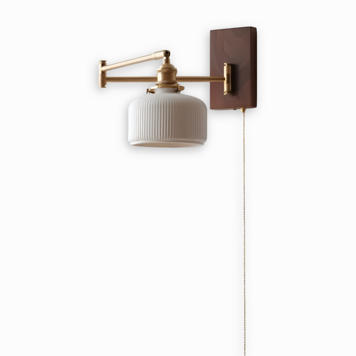 Enkel elegant EzyGlow vägglampa. Justerbar LED belysning i modern nordisk design, väggmonterad.