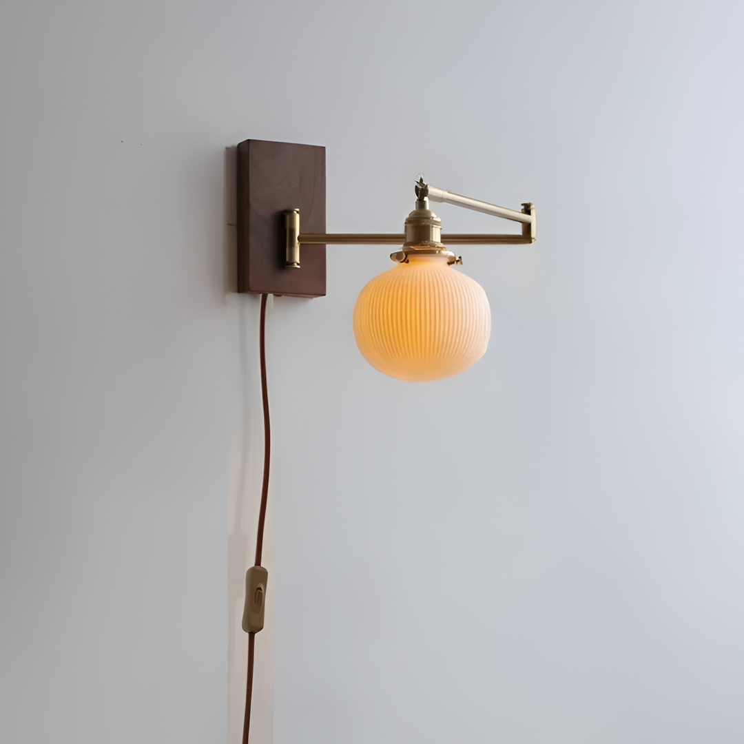 Detalj av EzyGlows justerbara LED-huvud. Modern vägglampa, elegant nordisk inredningsdetalj.